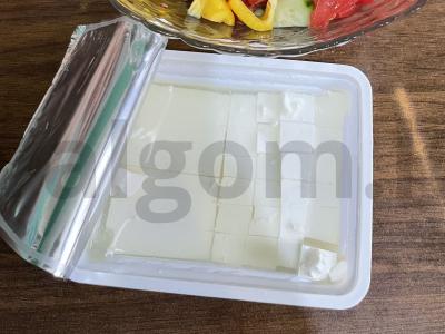 Graikiškas salotas su feta sūriu ir alyvuogėmis Žingsnis 2