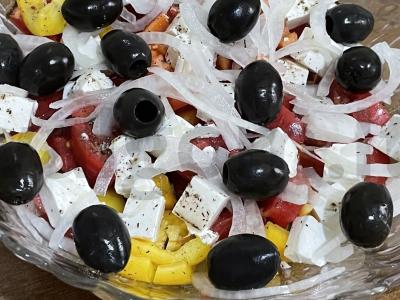 Graikiškas salotas su feta sūriu ir alyvuogėmis Žingsnis 3