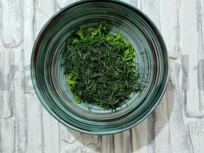 Švelnus salotas su agurku, kiaušiniu ir lydytu sūriu Žingsnis 1