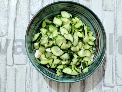 Švelnus salotas su agurku, kiaušiniu ir lydytu sūriu Žingsnis 3