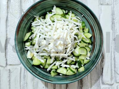 Švelnus salotas su agurku, kiaušiniu ir lydytu sūriu Žingsnis 4