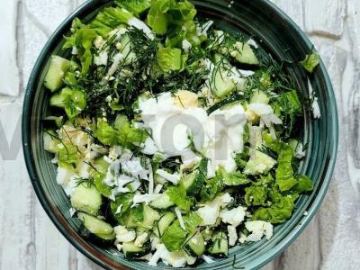 Švelnus salotas su agurku, kiaušiniu ir lydytu sūriu pagrindine nuotrauka
