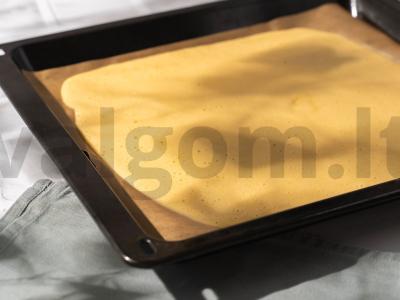 Biskvitinis ritinys su varškės kremu Žingsnis 3