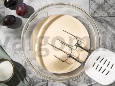 Pyragas su slyvomis ir graikiniais riešutais Žingsnis 1