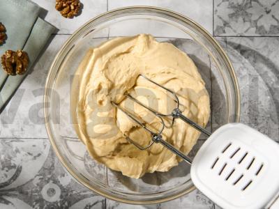 Pyragas su slyvomis ir graikiniais riešutais Žingsnis 3