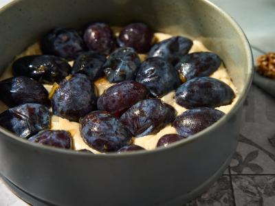 Pyragas su slyvomis ir graikiniais riešutais Žingsnis 5