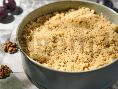 Pyragas su slyvomis ir graikiniais riešutais Žingsnis 8