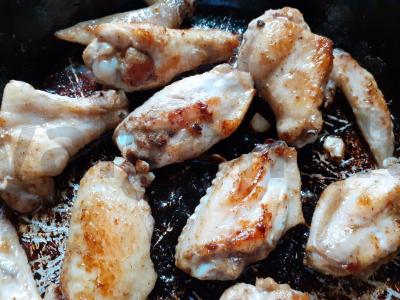 Kepti vištienos sparneliai su garstyčiomis ir prieskoniais Žingsnis 4