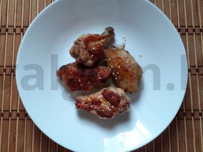 Kepti vištienos sparneliai su garstyčiomis ir prieskoniais pagrindine nuotrauka