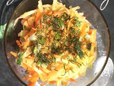 Morkų ir daikono salotas per 10 minučių pagrindine nuotrauka