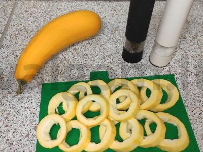 Cukinijos, įdarytos mėsa ir pomidorais Žingsnis 1