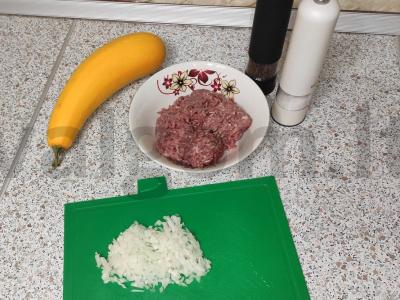 Cukinijos, įdarytos mėsa ir pomidorais Žingsnis 2