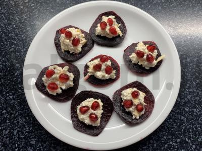 Varškės-sūrio užkandis ant burokėlių pagrindine nuotrauka