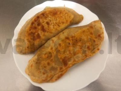 Namų čeburekai su žirniais ir kiaušiniu pagrindine nuotrauka