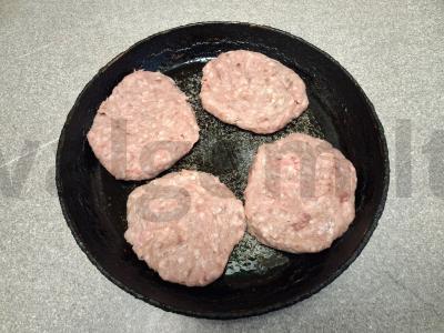 Patingėlių kotletai su pomidorais ir mocarela Žingsnis 1