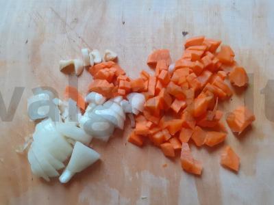 Vištienos sultinio sriuba su kopūstais ir rūgštynėmis Žingsnis 1