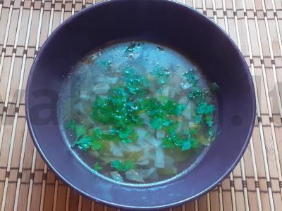 Vištienos sultinio sriuba su kopūstais ir rūgštynėmis pagrindine nuotrauka