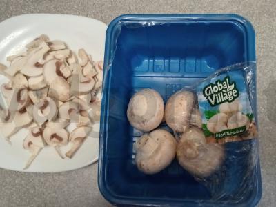 Šampinjonų ir voveraičių žiuljenas Žingsnis 1