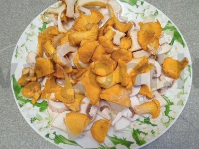 Šampinjonų ir voveraičių žiuljenas Žingsnis 2