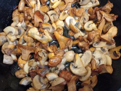 Šampinjonų ir voveraičių žiuljenas Žingsnis 4