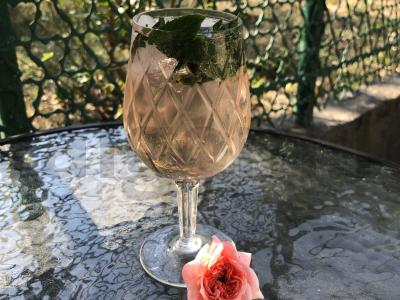 Kokteilis su rožių žiedlapių sirupu Žingsnis 7