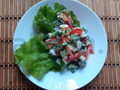 Daržovių salotas su rukola ir vištienos kiaušiniu pagrindine nuotrauka