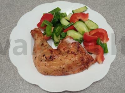 Kepti vištienos šlaunelės marinate su paprika pagrindine nuotrauka