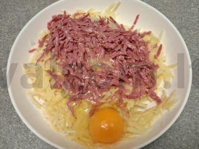 Bulviniai blynai su rūkytomis dešromis, svogūnais ir česnaku Žingsnis 4