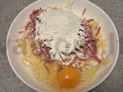 Bulviniai blynai su rūkytomis dešromis, svogūnais ir česnaku Žingsnis 5