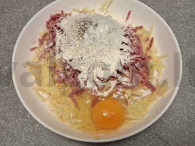 Bulviniai blynai su rūkytomis dešromis, svogūnais ir česnaku Žingsnis 6