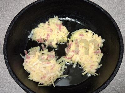 Bulviniai blynai su rūkytomis dešromis, svogūnais ir česnaku Žingsnis 8