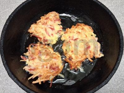 Bulviniai blynai su rūkytomis dešromis, svogūnais ir česnaku Žingsnis 9