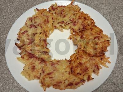 Bulviniai blynai su rūkytomis dešromis, svogūnais ir česnaku Žingsnis 10