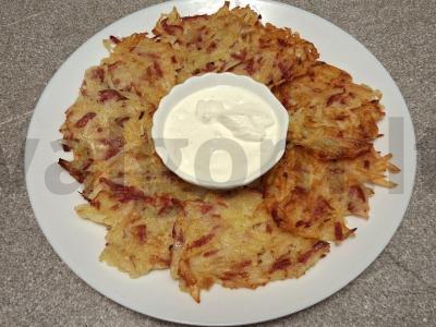 Bulviniai blynai su rūkytomis dešromis, svogūnais ir česnaku pagrindine nuotrauka