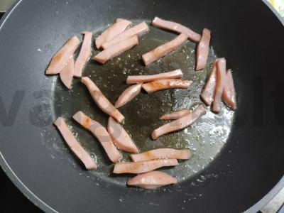 Kiaušinienė su pomidorais ir dešra pusryčiams Žingsnis 1