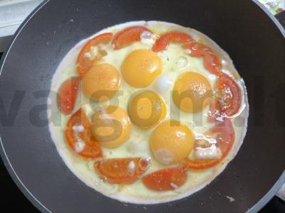 Kiaušinienė su pomidorais ir dešra pusryčiams Žingsnis 3
