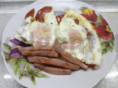 Kiaušinienė su pomidorais ir dešra pusryčiams pagrindine nuotrauka