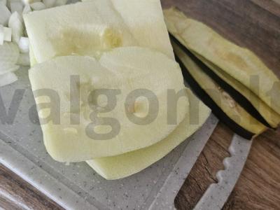 Švelnūs blynai iš cukinijų ir baklažanų ikros Žingsnis 1