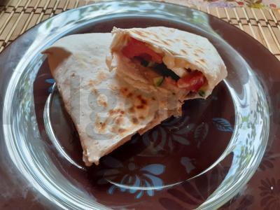 Kvietinė rolada su kepta šonine, rūkyta sūriu ir daržovėmis pagrindine nuotrauka