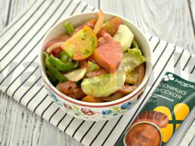 Daržovių salotas su aštriu garstyčių padažu pagrindine nuotrauka