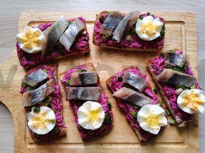 Sumuštiniai su burokėliais, kiaušiniu ir silke Žingsnis 6