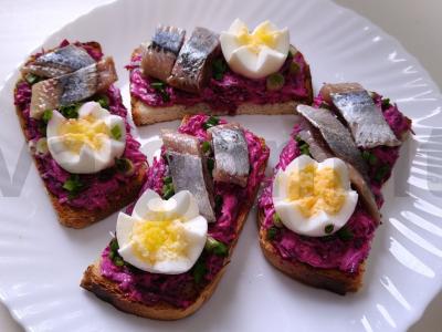 Sumuštiniai su burokėliais, kiaušiniu ir silke pagrindine nuotrauka