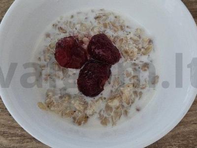 Pieninė košė iš avižinių ir grikių dribsnių su braškių uogiene pagrindine nuotrauka