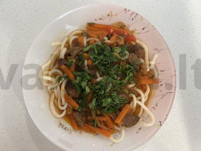 Lagman su jautiena ir daržovėmis pagrindine nuotrauka