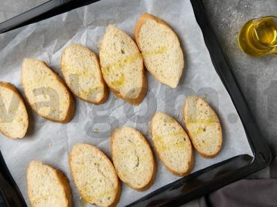 Krostinai su putojančiais midijomis ir avokadu Žingsnis 1