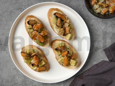 Krostinai su putojančiais midijomis ir avokadu Žingsnis 9