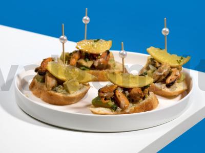 Krostinai su putojančiais midijomis ir avokadu pagrindine nuotrauka