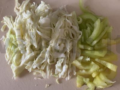 Kopūstų, putpelių kiaušinių ir paprikos salotas Žingsnis 1