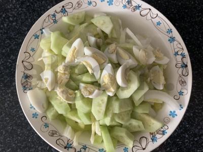 Kopūstų, putpelių kiaušinių ir paprikos salotas Žingsnis 5