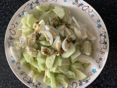 Kopūstų, putpelių kiaušinių ir paprikos salotas Žingsnis 6